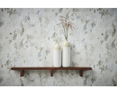 Decoratieve keramische vazen op een houten plank voor een muur met versleten behang