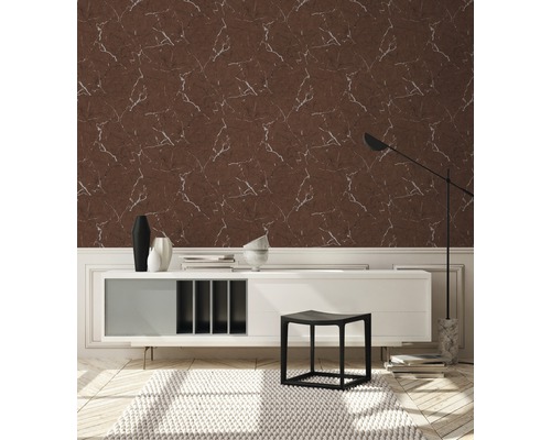 Woonkamer met bruin marmerbehang, dressoir en tapijt