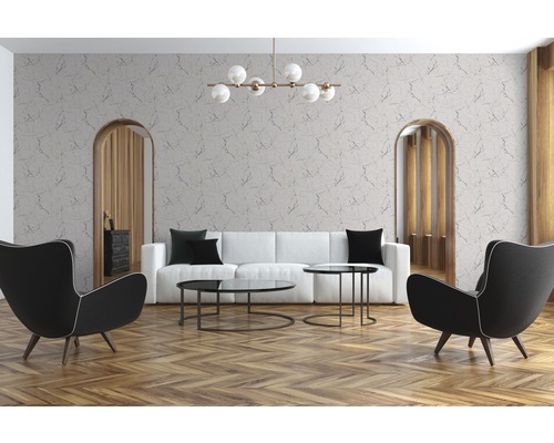 Woonkamer met bank, fauteuils, salontafels en patroonbehang