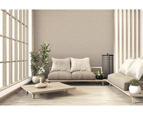 Lichte woonkamer in Japanse stijl met banken en kamerplanten