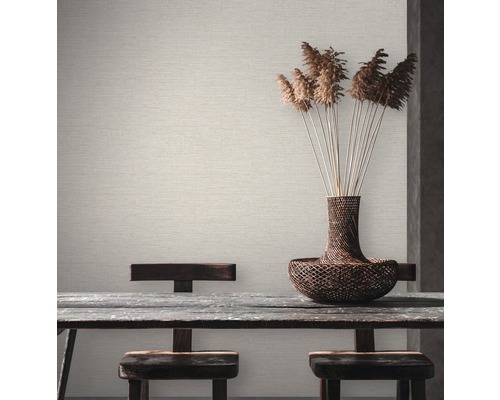 Behang in woonkamer met houten tafel en decoratie.