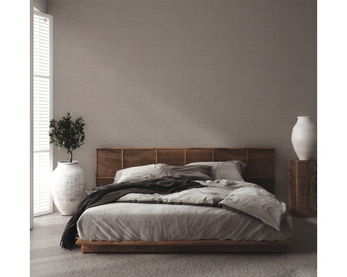 Slaapkamer met tweepersoonsbed, houten frame en decoratieve elementen