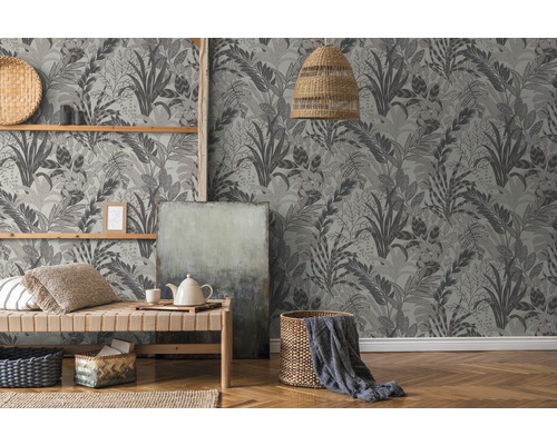 Woonkamer met junglebehang, houten bed en decoraties voor een natuurlijke sfeer.