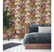 Slaapkamer met botanisch bladerbehang, bed en kamerplant in een mand