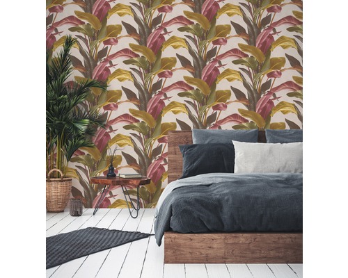 Slaapkamer met botanisch bladerbehang, bed en kamerplant in een mand