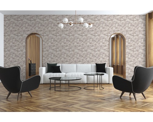 Woonkamer met geometrisch behang, bank, fauteuils en salontafels.
