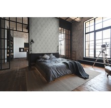Slaapkamer met bed, behang en raam met zwart frame