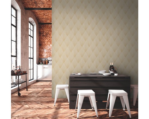 Scene met gestructureerd behang, houten tafel en krukken in een ruimte met een bakstenen muur