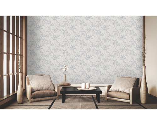 Woonkamer met bloemmotief behang, twee fauteuils en tatami-matten.