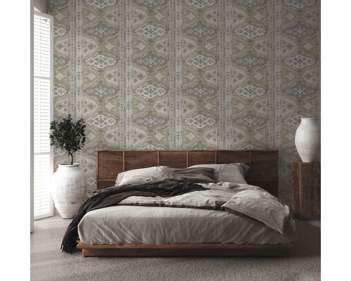 Slaapkamer met patroonbehang, bed en decoratieve elementen