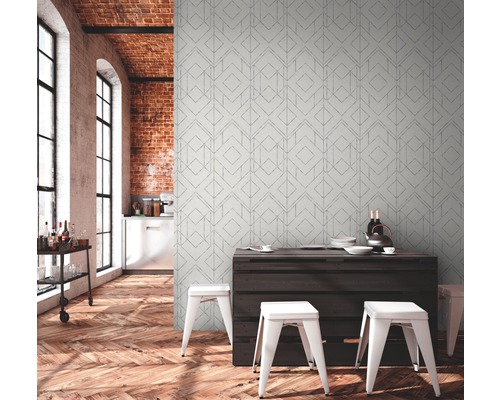 Lichte ruimte met geometrisch patroonbehang, donkere houten tafel en witte krukken