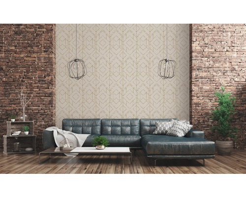 Woonkamer met bank, tafel, bakstenen muur en patroonbehang