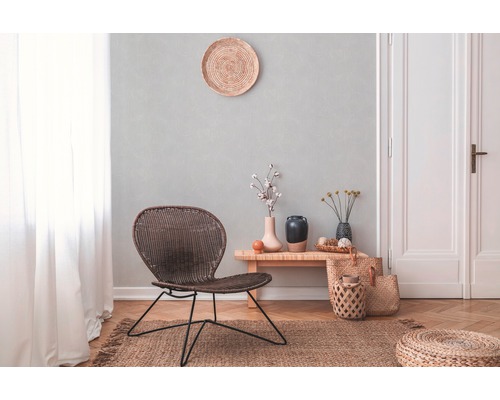 Woonkamer met rotan meubels, houten vloer en decoraties