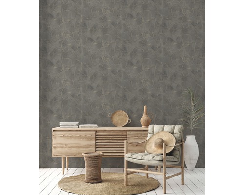 Inrichtingsvoorbeeld met een behang met motief, dressoir, fauteuil en woonaccessoires voor een gezellige sfeer