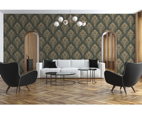 Woonkamer met patroonbehang, witte bank en fauteuils