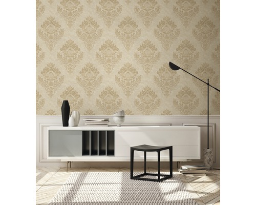 Woonkamer met patroonbehang, dressoir en stoel