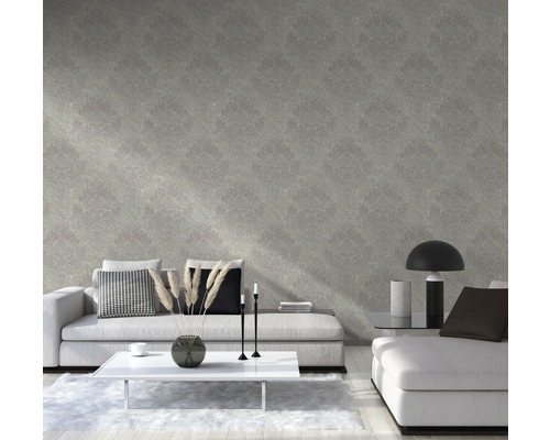 Woonkamer met patroonbehang, bank en salontafel