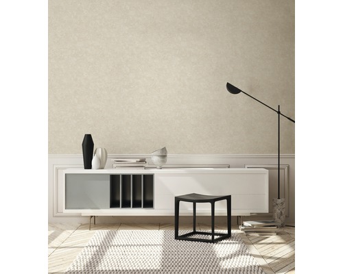 Woonkamer met dressoir, kruk, vloerlamp en tapijt