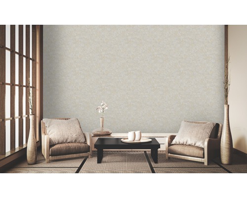 Kamer met structuurbehang, twee stoelen en een zwarte tafel