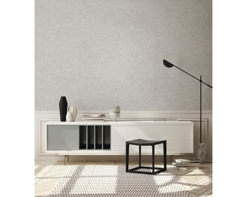 Woonkamer met dressoir, lamp, kruk en tapijt