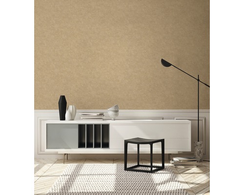Lichte woonkamer met beige behang, wit dressoir, lamp en vloerkleed