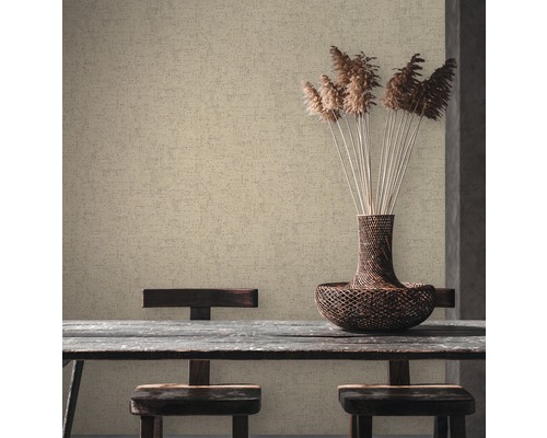 Beige vliesbehang in een eetkamer met houten tafel en decoratie