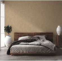 Slaapkamer met bed en patroonbehang