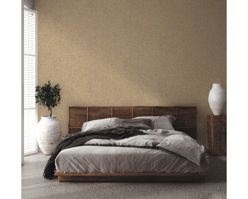 Slaapkamer met bed en patroonbehang