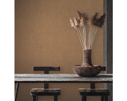 Decoratieve kamer met structuurbehang, houten tafel en bloemenvaas