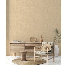 Woonkamer met beige structuurbehang, dressoir, stoel en decoratie