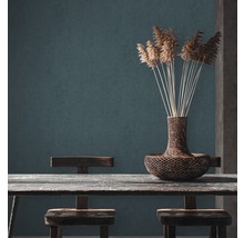 Decoratieve scène met tafel, stoelen en een vaas met siergras