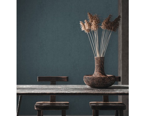 Decoratieve scène met tafel, stoelen en een vaas met siergras