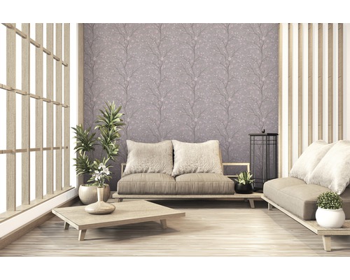 Lichte woonkamer met behang, banken en planten