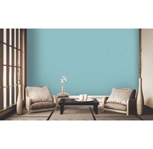 Woonkamer in Japanse stijl met lichtblauw behang, fauteuils en tafel