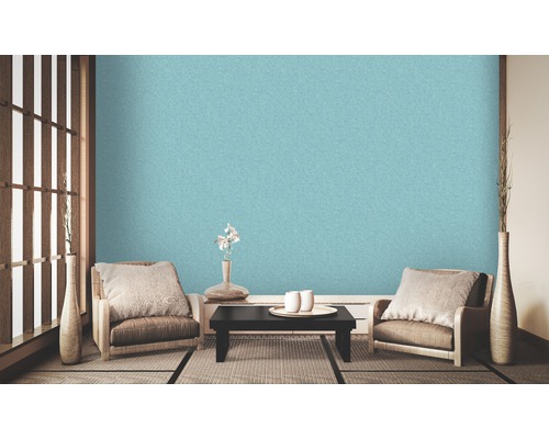 Woonkamer in Japanse stijl met lichtblauw behang, fauteuils en tafel