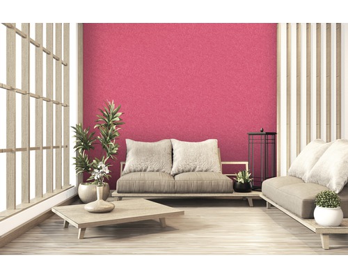 Lichte woonkamer met houten meubels, banken en kamerplanten tegen een wand