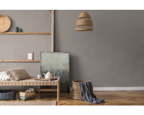 Woonkamer met structuurbehang, houten plank en decoraties