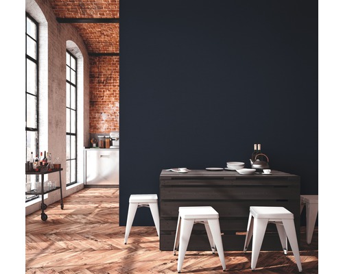 Interieur met eettafel, krukken en bakstenen muur