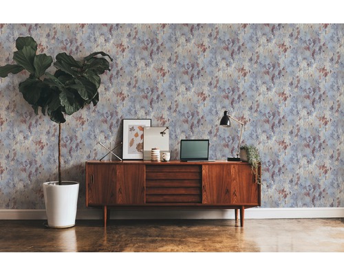 Woonkamer met patroonbehang, dressoir en kamerplant