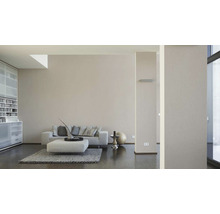Lichte woonkamer met bank, hocker, vloerkleed en rek