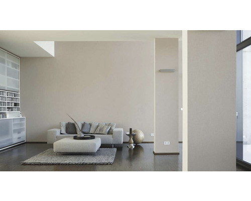 Lichte woonkamer met bank, hocker, vloerkleed en rek