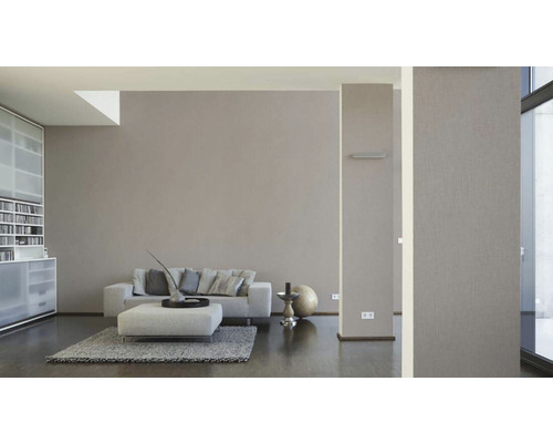 Woonkamer met bank, fauteuil en planken voor een lichte sfeer