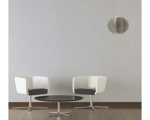 Woonkamer met twee fauteuils, een tafel en een hanglamp