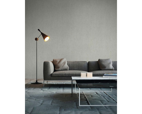 Woonkamer met bank, vloerlamp en salontafel