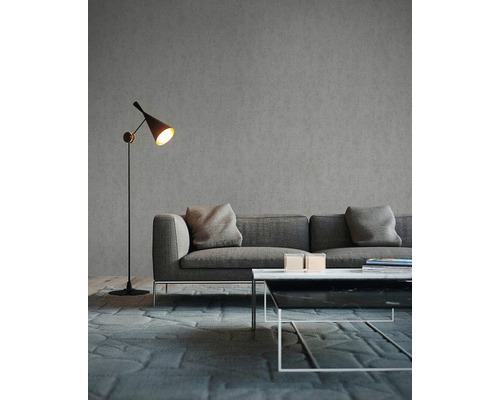 Woonkamer met vloerlamp, bank, salontafel en tapijt voor een gezellige sfeer