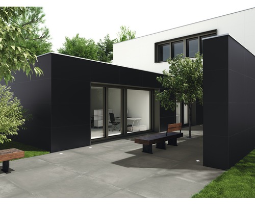 Modern huis met zwarte gevel, terras en zitgelegenheid