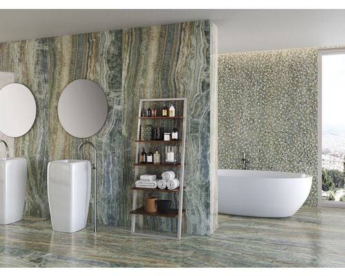 Badkamer met wastafels, spiegels, rek en bad, betegeld met tegels in marmerlook