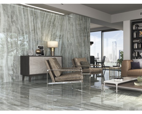 Woonkamer met marmeren vloer, fauteuils en een modern interieur