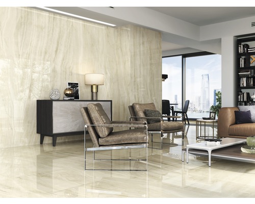 Moderne woonkamer met gepolijste tegels, fauteuils en dressoir