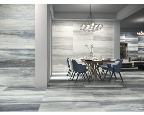 Lichte ruimte met eettafel, stoelen en tegels in marmerlook